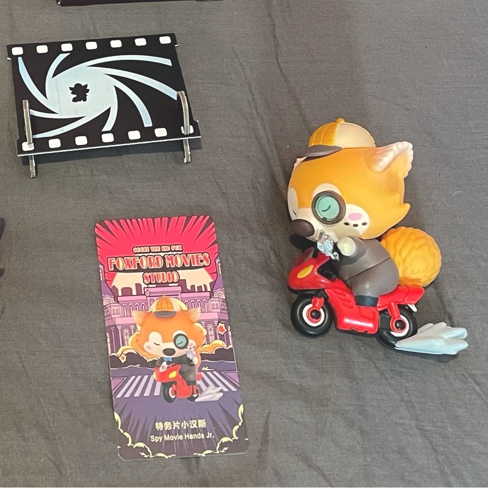 POPMART x OKluna Foxford Movie Studios Series (Spy Movie Hands Jr.)